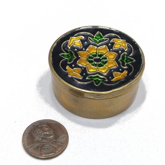 Small Vintage Brass Floral Enamel Pill Box, 1970s Vintage Jewelry Accessories - Picture 5 of 10